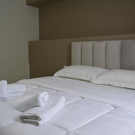Hotel Her Vlorë Esterno foto