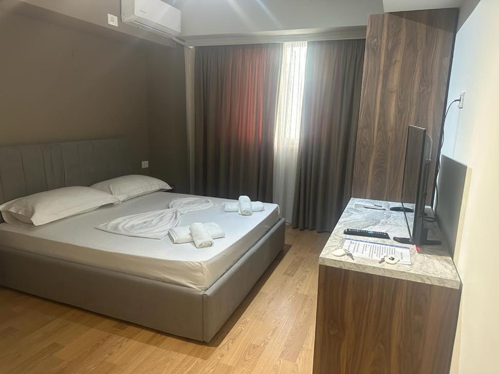 Hotel Her Vlorë Esterno foto