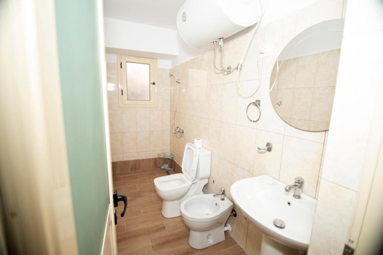 Hotel Her Vlorë Esterno foto