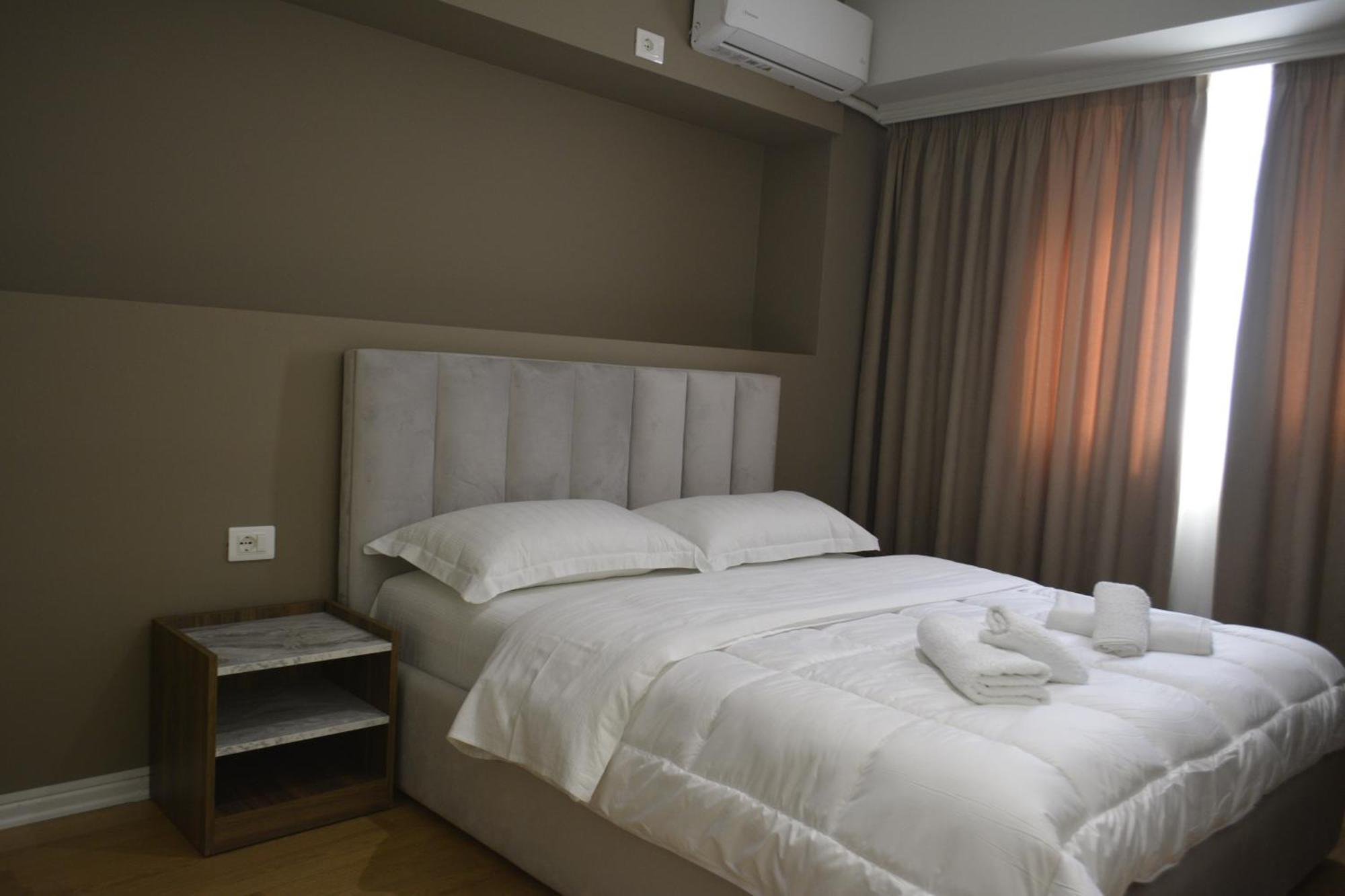 Hotel Her Vlorë Esterno foto