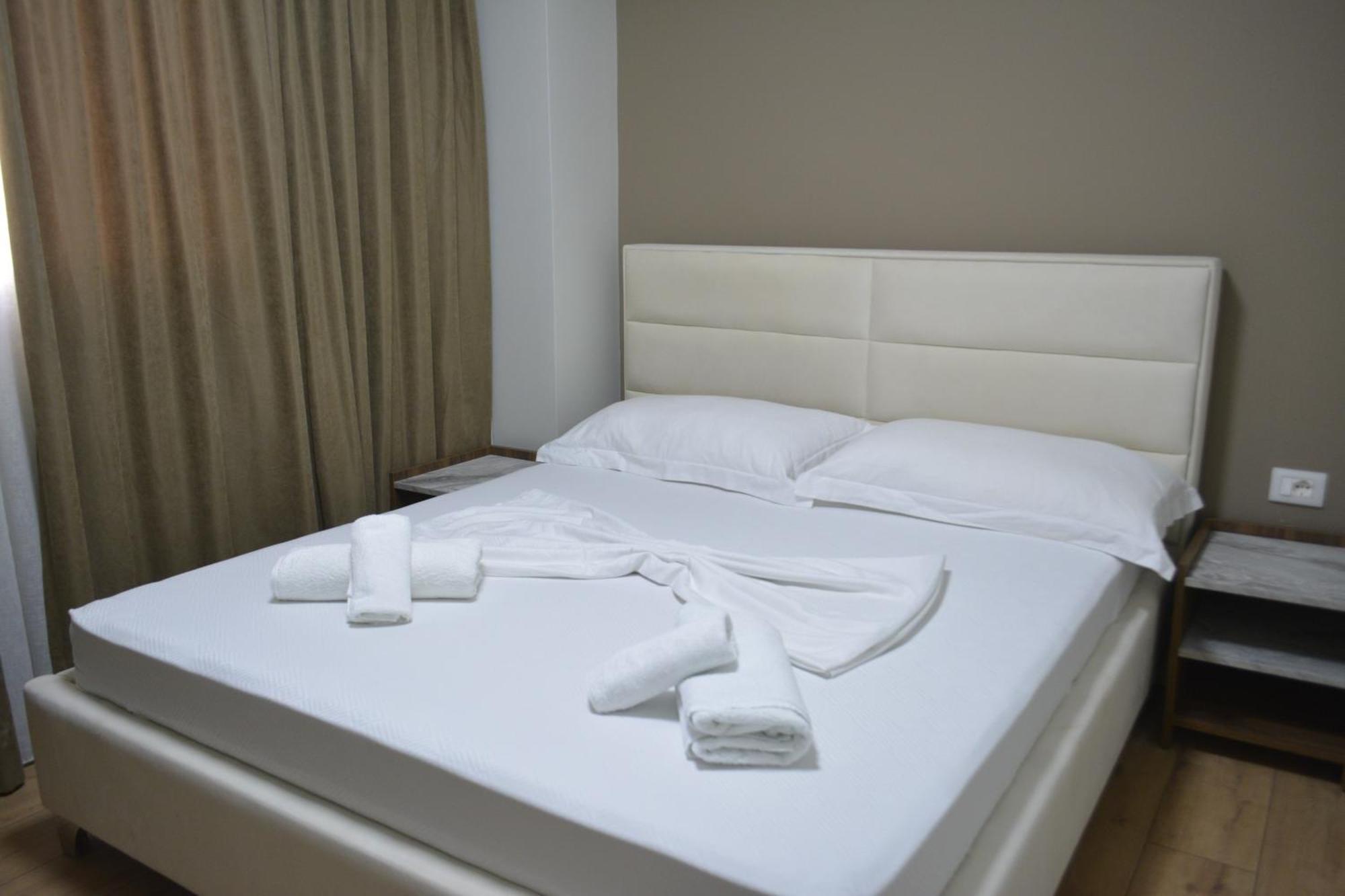 Hotel Her Vlorë Esterno foto