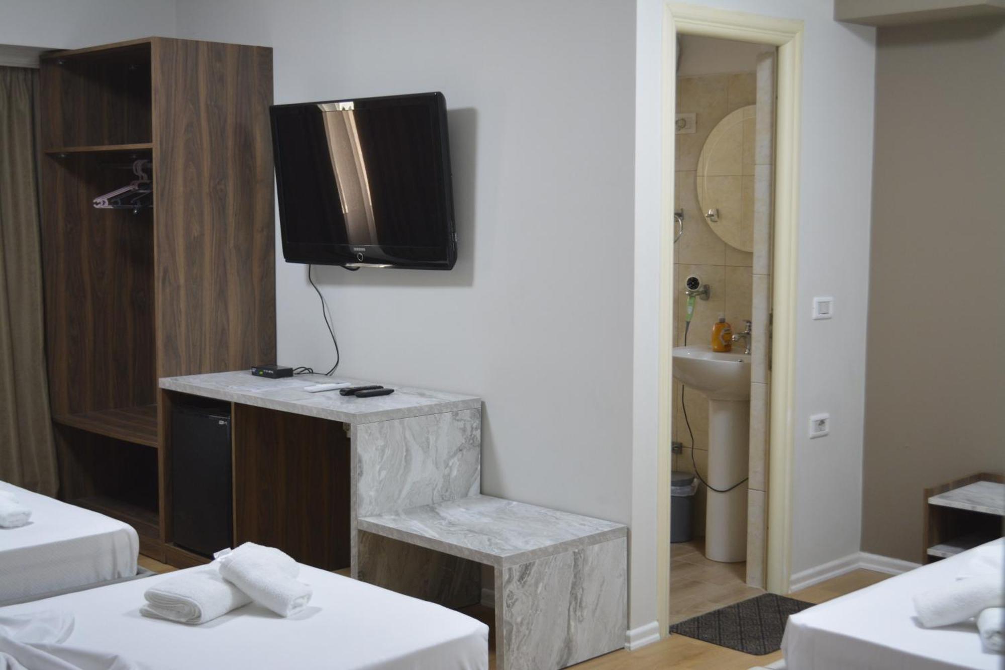 Hotel Her Vlorë Esterno foto