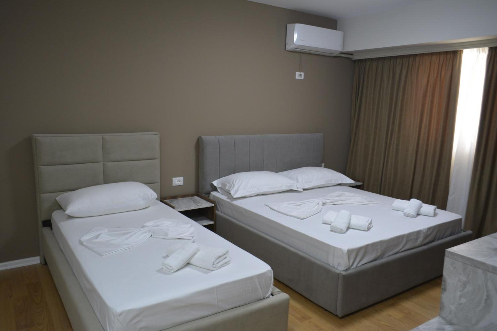 Hotel Her Vlorë Esterno foto