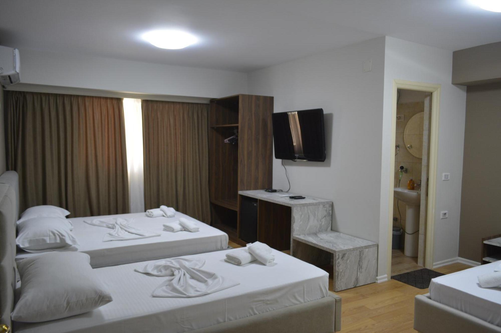Hotel Her Vlorë Esterno foto