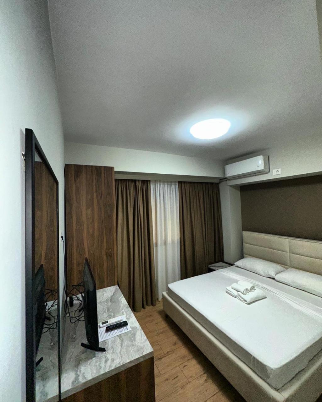 Hotel Her Vlorë Esterno foto
