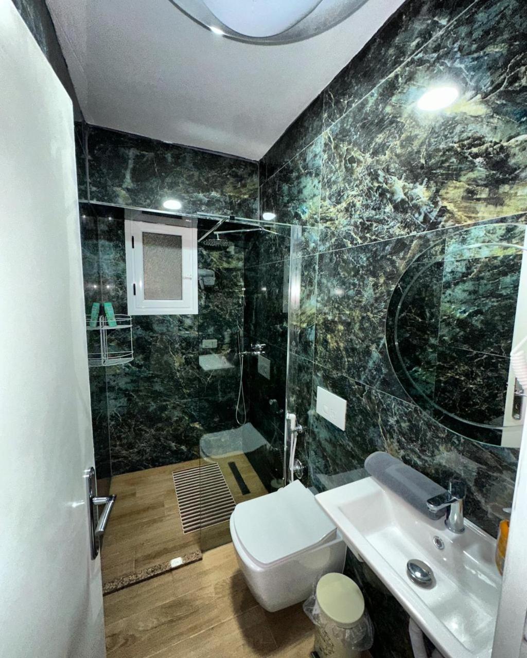 Hotel Her Vlorë Esterno foto