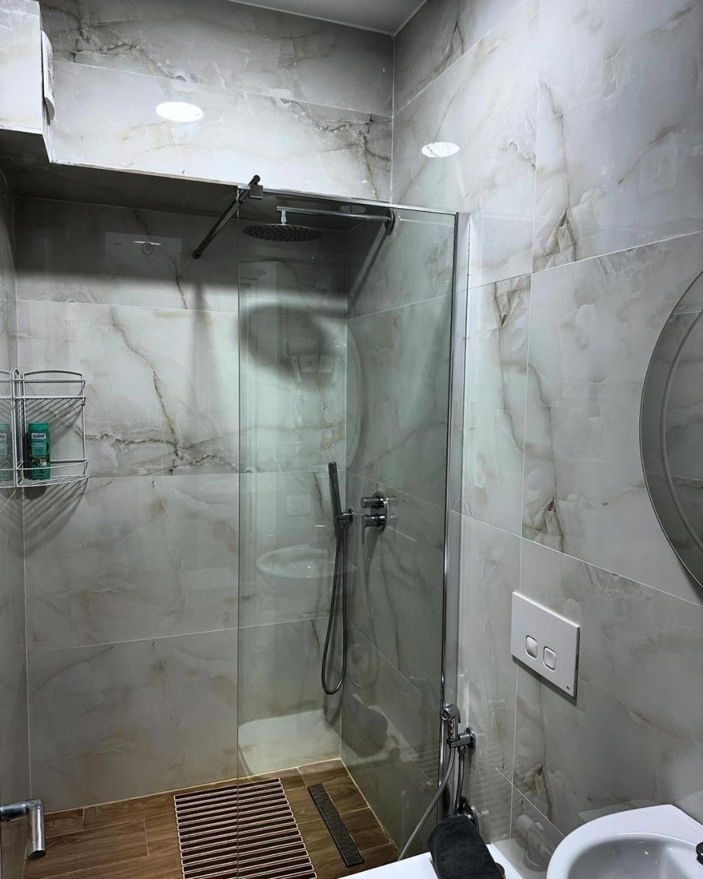 Hotel Her Vlorë Esterno foto