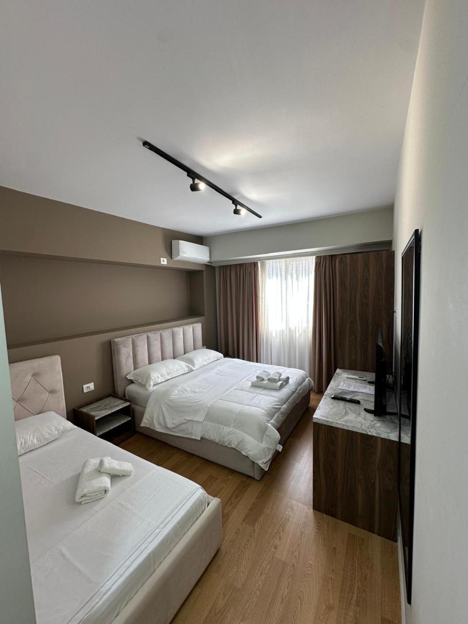 Hotel Her Vlorë Esterno foto