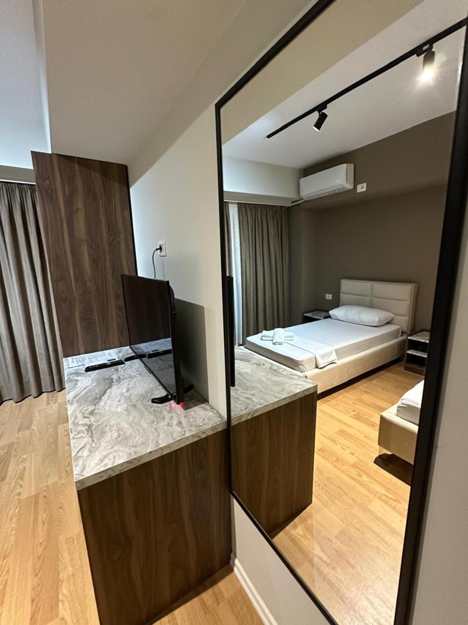 Hotel Her Vlorë Esterno foto