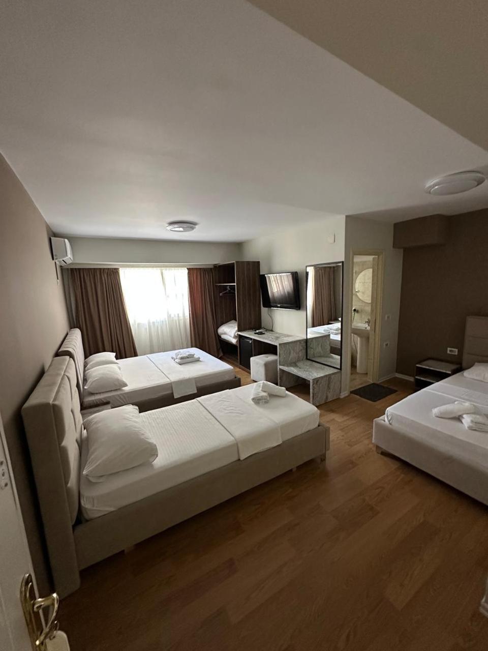Hotel Her Vlorë Esterno foto