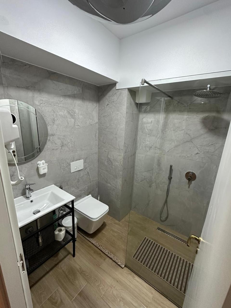 Hotel Her Vlorë Esterno foto