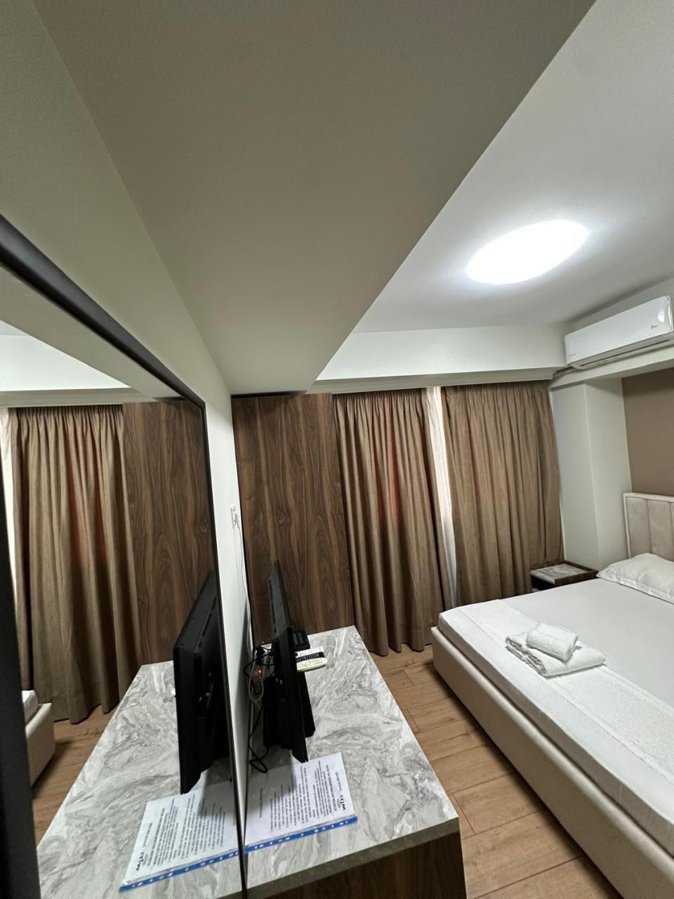 Hotel Her Vlorë Esterno foto