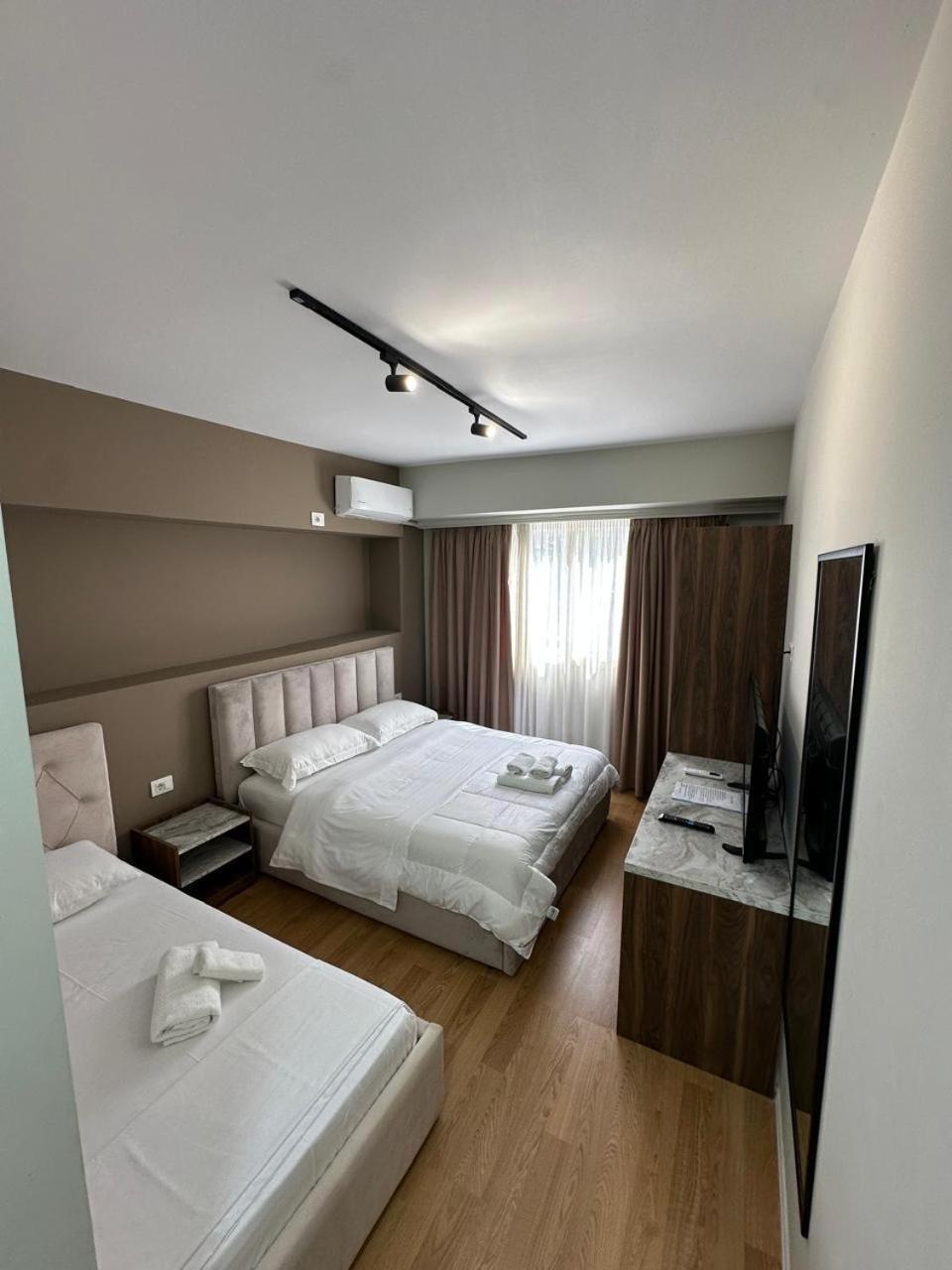 Hotel Her Vlorë Esterno foto