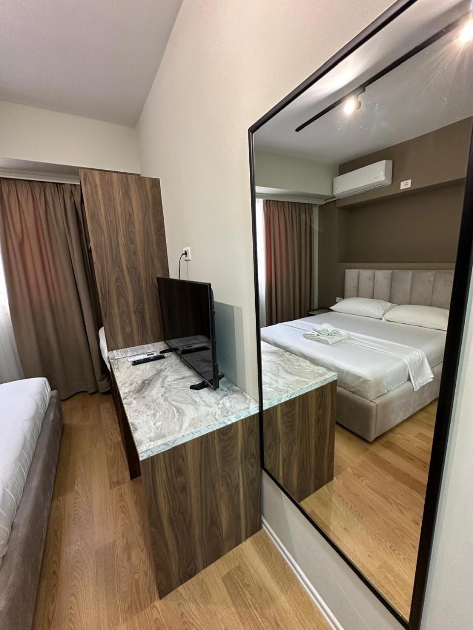 Hotel Her Vlorë Esterno foto