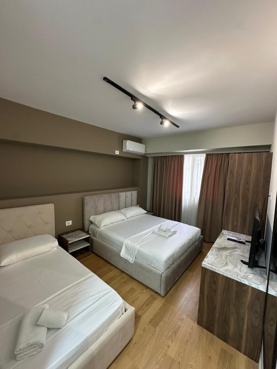 Hotel Her Vlorë Esterno foto