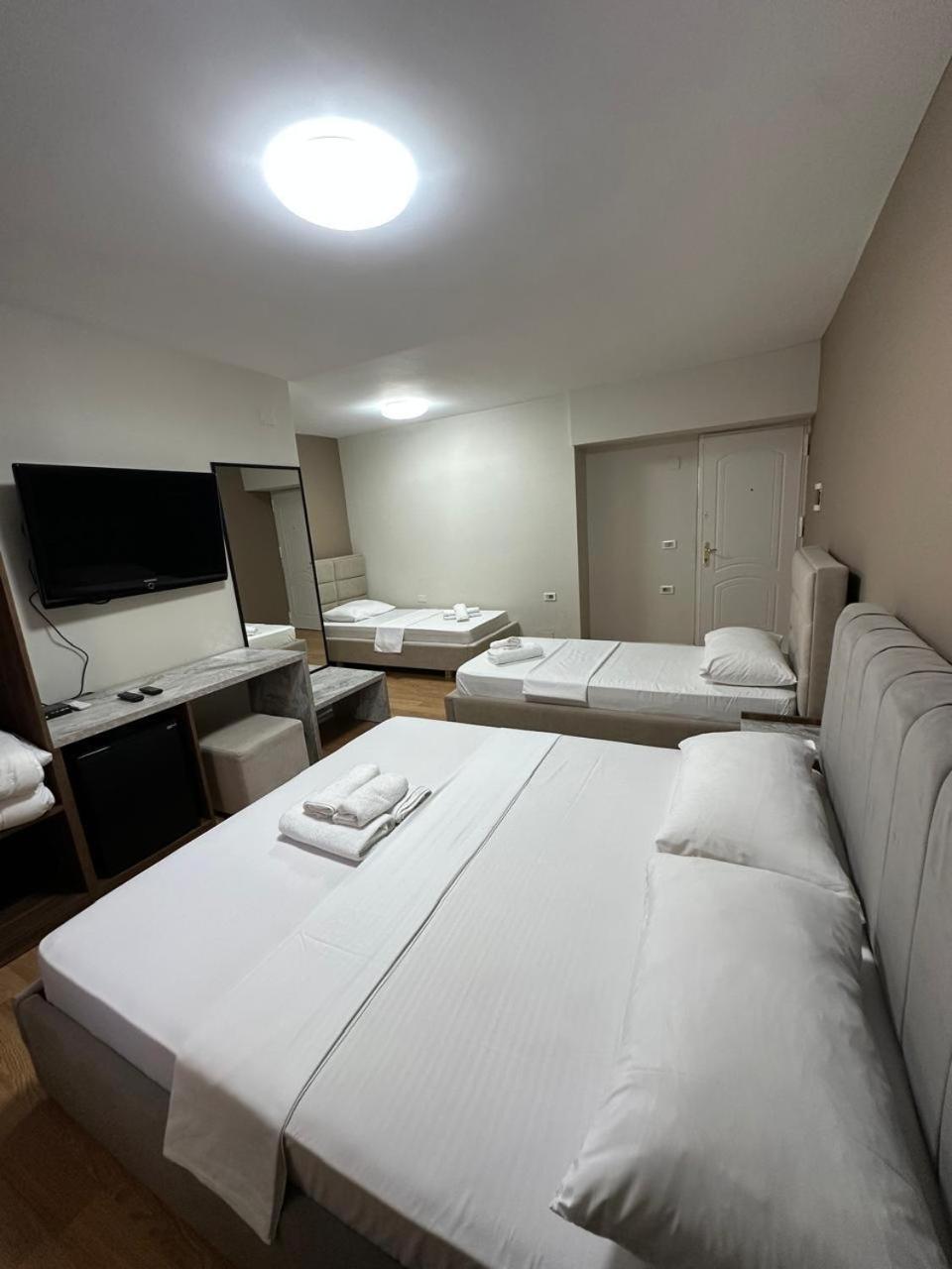 Hotel Her Vlorë Esterno foto