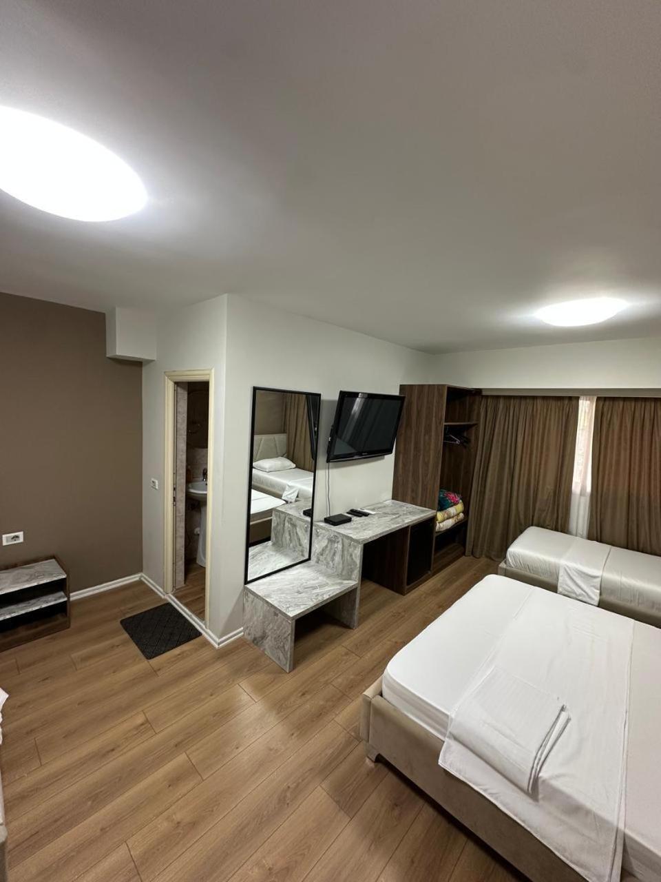 Hotel Her Vlorë Esterno foto